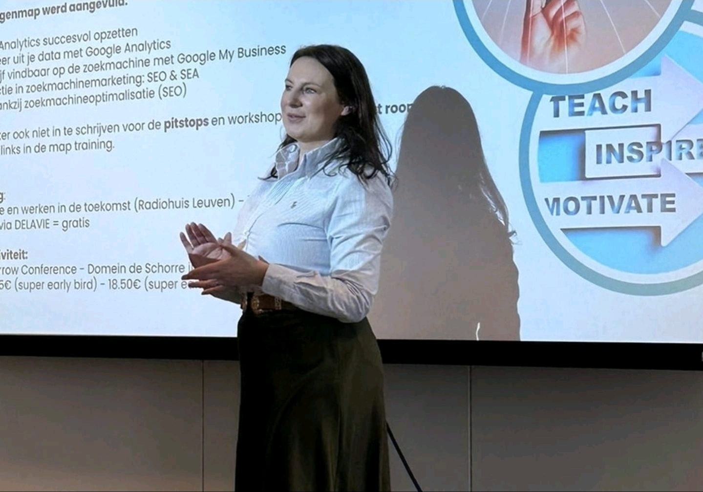 Debbie Dupont tijdens een lezing